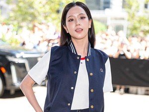 Gaya Jisoo BLACKPINK di New York Fashion Week, Reuni Bareng Jung Hae In