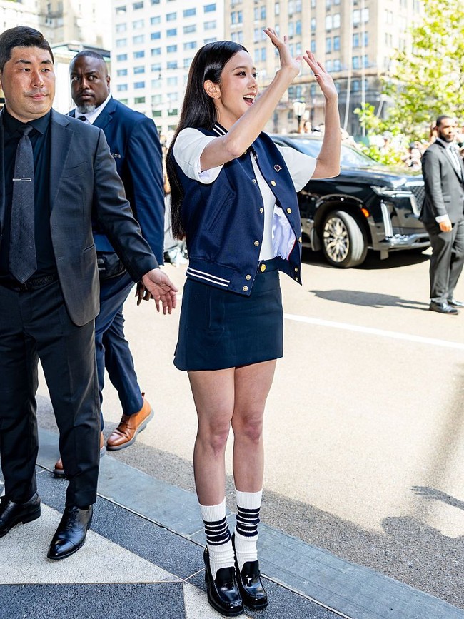 Jisoo BLACKPINK menyita atensi publik saat menghadiri peragaan busana Tommy Hilfiger di New York, AS pada Kamis (10/9/2026) waktu setempat. Foto: Getty Images