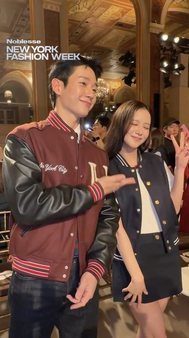Beredar foto kebersamaannya dengan sederet artis global yang menjadi wajah Tommy Hilfiger. Salah satunya Jung Hae In, lawan main Jisoo BLACKPINK di drama Korea Snowdrop pada 2021. Foto: dok. X