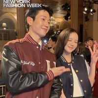 Beredar foto kebersamaannya dengan sederet artis global yang menjadi wajah Tommy Hilfiger. Salah satunya Jung Hae In, lawan main Jisoo BLACKPINK di drama Korea Snowdrop pada 2021. Foto: dok. X