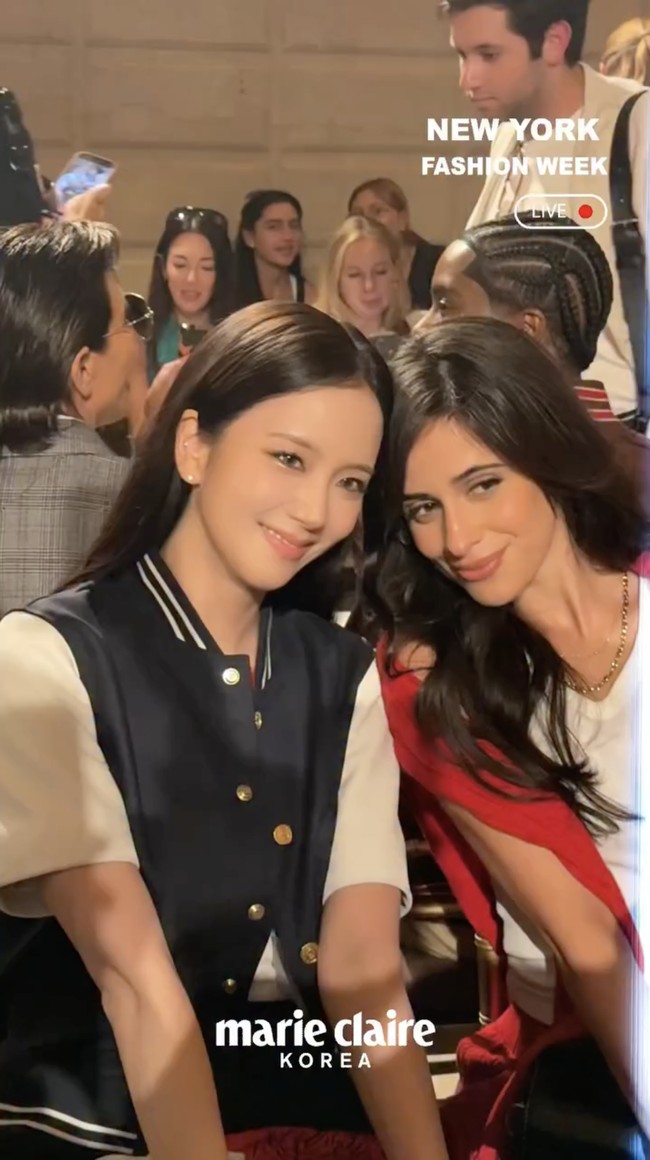 Selama event berlangsung, pelantun CLICK itu bersanding dengan Camila Cabello di front row. Peragaan busana tersebut menjadi ajang reuni keduanya setelah empat tahun. Camila sempat menjadi bintang tamu kejutan di konser BLACKPINK. Foto: dok. X