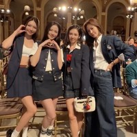 Fans KPop heboh menyorot interaksi Jisoo BLACKPINK dengan tiga personel SNSD Hyoyeon, Sooyoung, dan Yuri yang tergabung dalam sub-unit HyoRiSoo. Para idol tampil kompak dalam balutan busana bernuansa navy-putih-merah khas Tommy Hilfiger. Foto: dok. X
