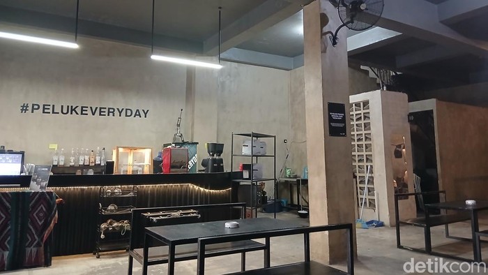 Kafe Peluk di Makassar sepi pengunjung imbas antrean BBM di SPBU.