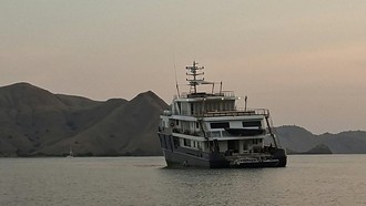 Kapal Pesiar Kandas di Perairan Taman Nasional Komodo Labuan Bajo