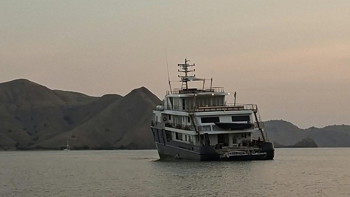 Kapal pesiar kandas di perairan Gili Lawa, Taman Nasional Komodo, Labuan Bajo, Manggarai Barat, NTT, Sabtu (12/9/2026) (Dok. Istimewa)