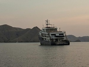 Kapal Pesiar Kandar di Perairan TN Komodo