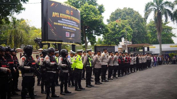 Kapolres Bogor AKBP Wikha Ardilestanto memimpin Apel Kesiapan Pengamanan jelang laga Persija Vs Persib Kapolres Bogor AKBP Wikha Ardilestanto memimpin Apel Kesiapan Pengamanan jelang laga Persija Vs Persib. (dok istimewa)