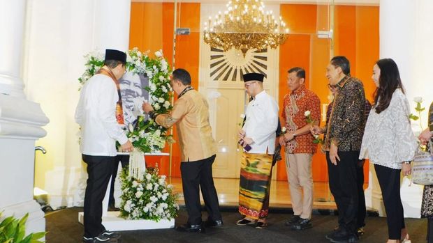 Kapolri Jenderal Listyo Sigit Prabowo menghadiri pembukaan Pameran Nasirun bertajuk 'Bersimpuh di Kaki Para Guru' di Galeri Nasional Indonesia, Jakarta Pusat.