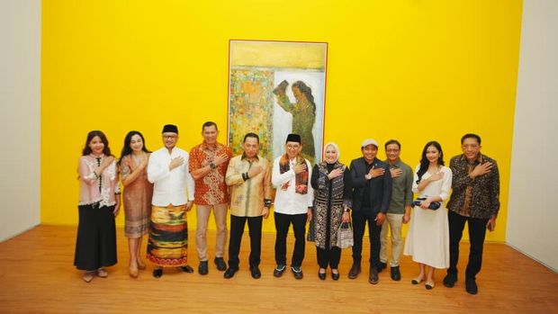 Kapolri Jenderal Listyo Sigit Prabowo menghadiri pembukaan Pameran Nasirun bertajuk 'Bersimpuh di Kaki Para Guru' di Galeri Nasional Indonesia, Jakarta Pusat.
