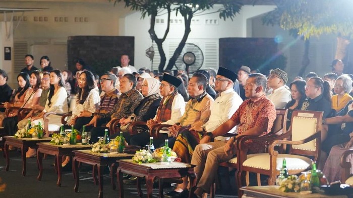 Kapolri Jenderal Listyo Sigit Prabowo menghadiri pembukaan Pameran Nasirun bertajuk'Bersimpuh di Kaki Para Guru' di Galeri Nasional Indonesia, Jakarta Pusat.
