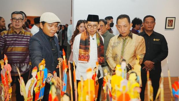 Kapolri Jenderal Listyo Sigit Prabowo menghadiri pembukaan Pameran Nasirun bertajuk 'Bersimpuh di Kaki Para Guru' di Galeri Nasional Indonesia, Jakarta Pusat.