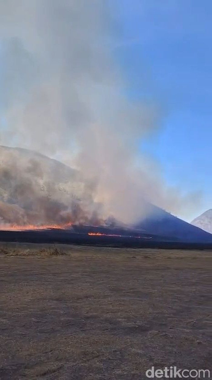 Kebakaran di kawasan Bromo meluas dari Blok Pengol ke Lembah Watangan. Ratusan petugas berjibaku memadamkan api di tengah angin kencang.