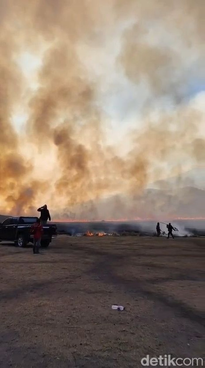 Kebakaran di kawasan Bromo meluas dari Blok Pengol ke Lembah Watangan. Ratusan petugas berjibaku memadamkan api di tengah angin kencang.