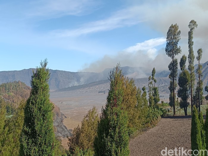 Kebakaran di kawasan Bromo meluas dari Blok Pengol ke Lembah Watangan. Ratusan petugas berjibaku memadamkan api di tengah angin kencang.