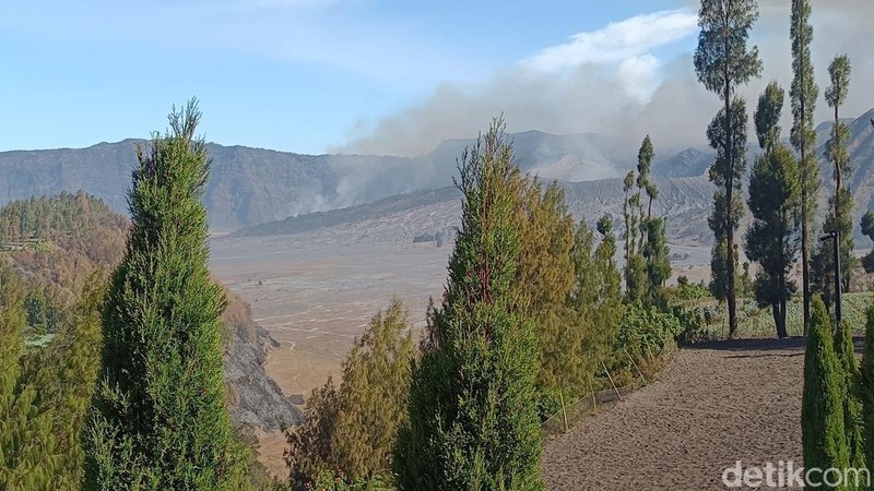 Kebakaran di kawasan Bromo meluas dari Blok Pengol ke Lembah Watangan. Ratusan petugas berjibaku memadamkan api di tengah angin kencang.