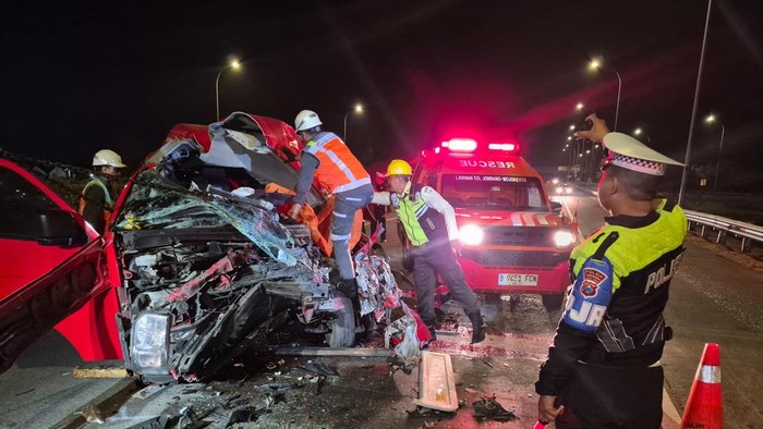 Kondisi Minibus Travel Daytrans tabrak truk di Tol Jombang