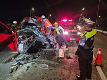 Travel Daytrans Surabaya Tabrak Truk di Tol Jombang, 4 Penumpang Tewas