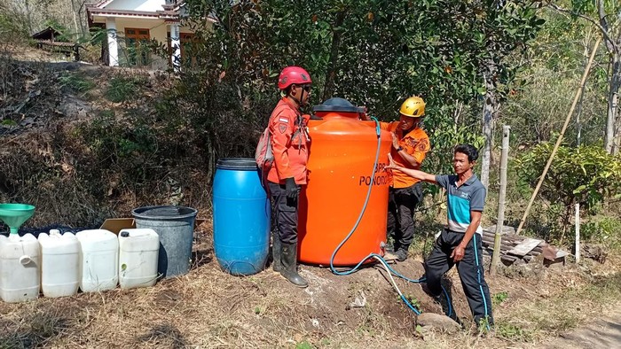 Petugas BPBD Ponorogo menyalurkan bantuan air bersih kepada warga terdampak kekeringan.