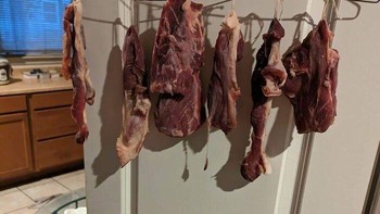 Cara temannya membuat beef jerky. Nggak dijemur dalam kamar juga, dong... Foto: Ronin__Ronan via Bored Panda
