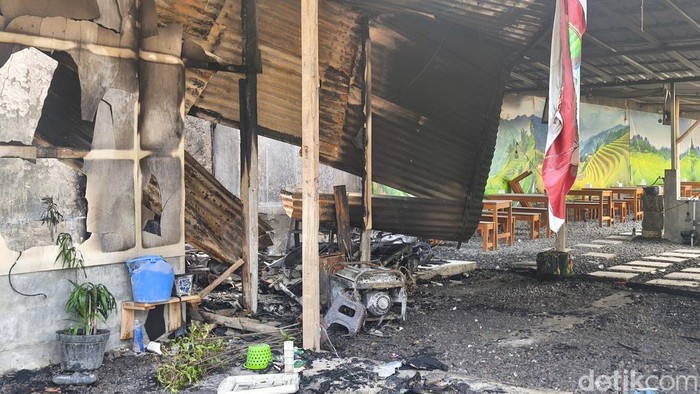 Kondisi Warung Mi dan Babi Tepi Sawah, di Desa Parangjoro, Kecamatan Grogol, Kabupaten Sukoharjo usai dibakar orang tidak dikenal, Sabtu (12/9/2026).