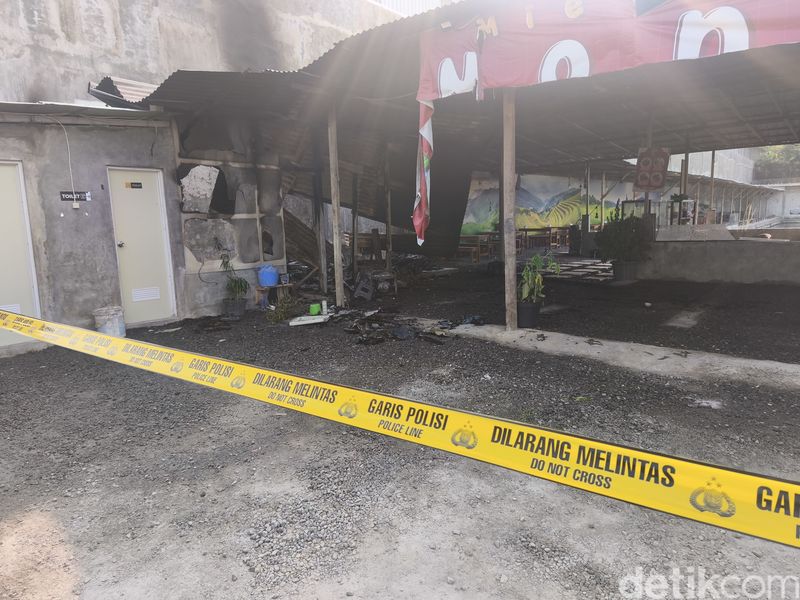 Kondisi Warung Mi dan Babi Tepi Sawah, di Desa Parangjoro, Kecamatan Grogol, Kabupaten Sukoharjo usai dibakar orang tidak dikenal, Sabtu (12/9/2026).