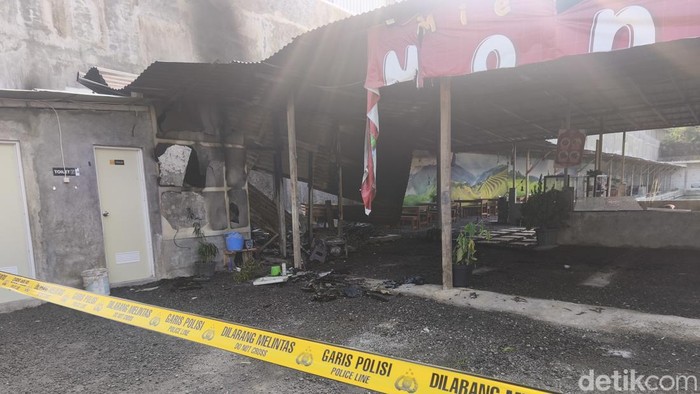 Kondisi Warung Mi dan Babi Tepi Sawah, di Desa Parangjoro, Kecamatan Grogol, Kabupaten Sukoharjo usai dibakar orang tidak dikenal, Sabtu (12/9/2026).