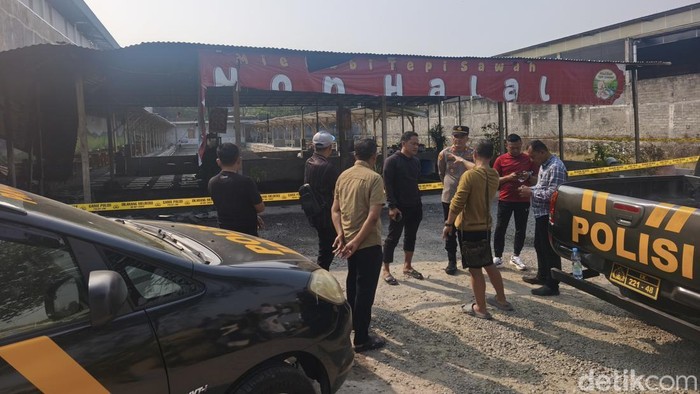 Kondisi Warung Mi dan Babi Tepi Sawah, di Desa Parangjoro, Kecamatan Grogol, Kabupaten Sukoharjo usai dibakar orang tidak dikenal, Sabtu (12/9/2026).