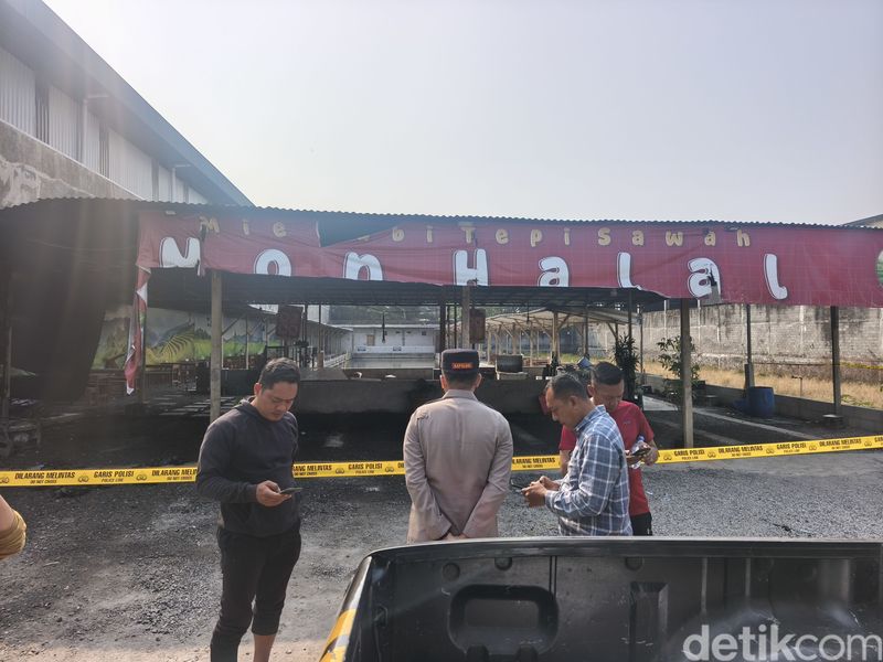 Kondisi Warung Mi dan Babi Tepi Sawah, di Desa Parangjoro, Kecamatan Grogol, Kabupaten Sukoharjo usai dibakar orang tidak dikenal, Sabtu (12/9/2026).