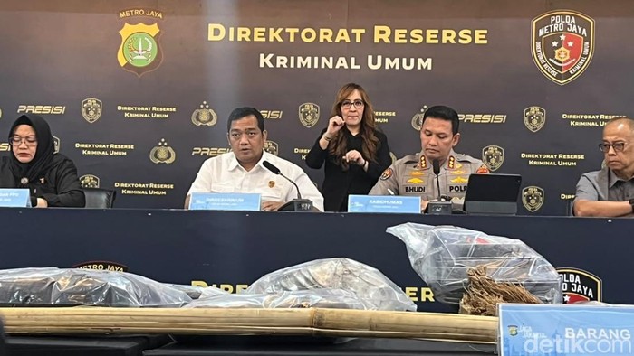 Konferensi pers kasus tewasnya Bambang Setiawan, di Polda Metro Jaya, Sabtu (12/9/2026).