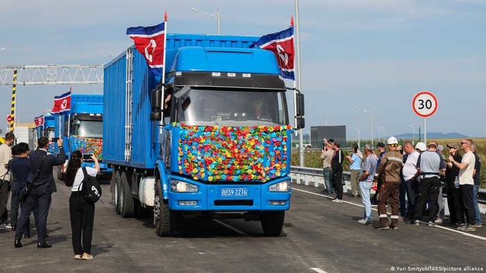 Pada Selasa (07/09), Korea Utara dan Rusia meresmikan jembatan jalan raya pertama yang melintasi Sungai Tumen. Fasilitas bea cukai dan pergudangan saat ini masih dibangun di kedua sisi sungai tersebut (Yuri Smityuk/TASS/picture alliance)