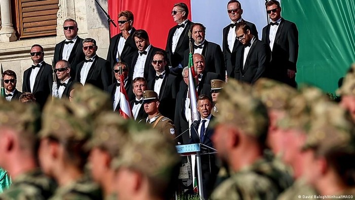Perdana Menteri Hungaria Peter Magyar menyaksikan seremoni militer di Budapest (David Balogh/Xinhua/IMAGO)