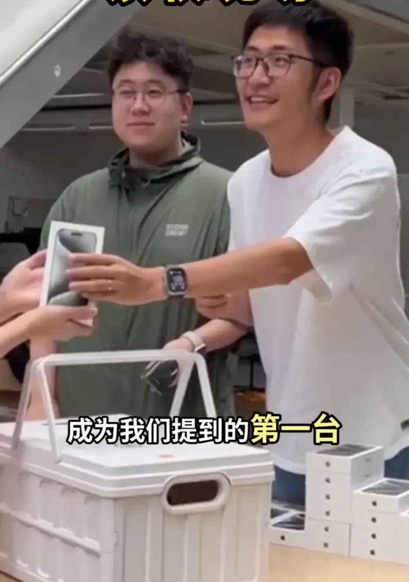Perusahaan China Bagi-bagi iPhone Duo ke Karyawan, Anak Magang Dapat Juga
