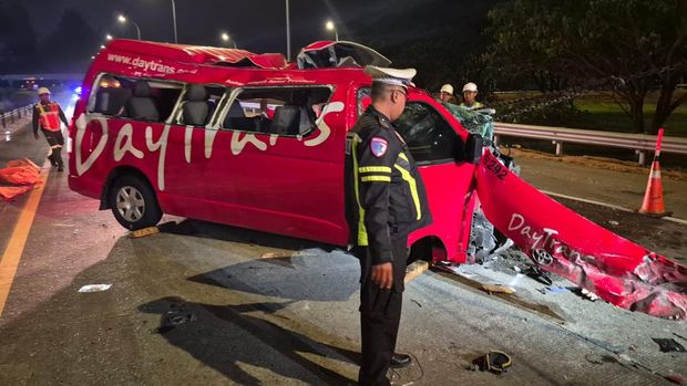 Minibus Travel Daytrans yang kecelakaan menabrak truk di tol Jombang.
