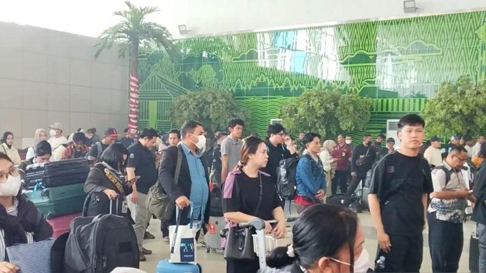 Para penumpang di bandara Supadio menunggu kepastian penerbangan yang dibatalkan akibat asap Karhutla (ANTARA/HO : Humas Bandara Supadio)