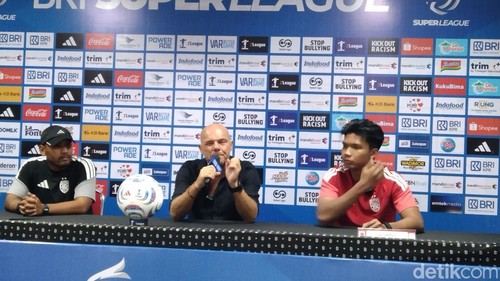 Pelatih Bali United, Johnny Jansen saat melakukan konferensi pers usai laga melawan Isenmulang FC, Sabtu (12/9/2026) di Stadion Kapten I Wayan Dipta, Gianyar. Dok. I Dewa Made Krisna Pradipta