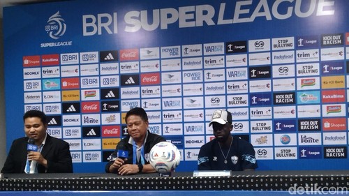 Pelatih Isenmulang FC, Mundari Karya (tengah) didampingi Makan Konate usai laga melawan Bali United di Stadion Kapten I Wayan Dipta, Gianyar, Sabtu (12/9/2026). Dok. Krisna Pradipta