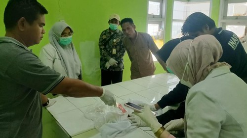 Pemeriksaan medis yang dilakukan Unit Inafis Satreskrim Polres Bima terhadap orok bayi yang Dibuang Ibunya ke got di Desa Runggu, Kecamatan Belo, Kabupaten Bima, NTB pada Sabtu (12/9/2026). (Dok. Polsek Belo)