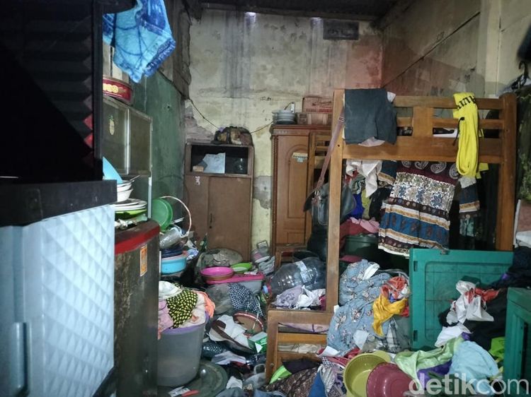 Sumpeknya Rumah 6x2 Meter di Menteng, Tidurnya di Lantai-Tak Ada Kamar Mandi