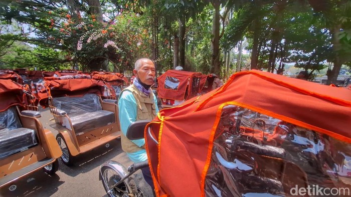 Pengayuh becak asal Ciparay, Endor Sukirman (65), saat berbincang di Gedung Moh Toha, Kompleks Pemkab Bandung, Soreang, Sabtu (12/9/2026).