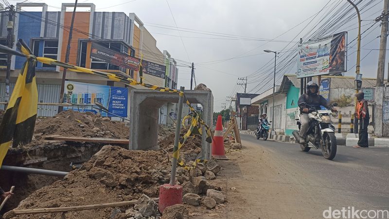 Penutupan jalan di Blitar Akses Jalan WR Supratman, Kota Blitar, ditutup sementara akibat pembangunan gorong-gorong, Sabtu (12/9/2026).