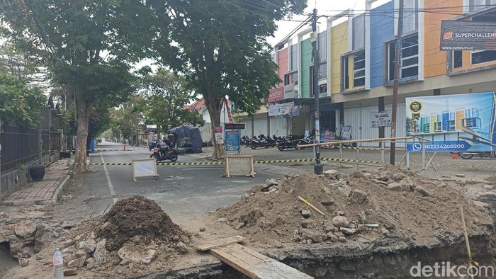 Akses Jalan WR Supratman, Kota Blitar, ditutup sementara akibat pembangunan gorong-gorong, Sabtu (12/9/2026).