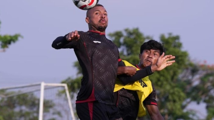 Foto: Penyerang Java United FC, Gustavo Almedia dalam sesi latihan tim.