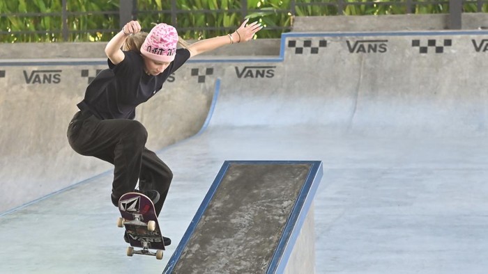 Atlet Timnas Skateboard Indonesia Wayan Malana berlatih di Amplitude Skatepark, Badung, Bali, Sabtu (12/9/2026). Timnas Skateboard Indonesia menjalani pemusatan latihan tahap akhir di Bali sebelum berangkat ke Jepang untuk mengikuti ajang Asian Games Aichi-Nagoya 2026. ANTARA FOTO/Fikri Yusuf/tom.