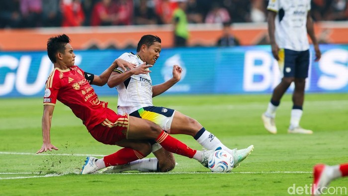 Persija Jakarta meraih kemenangan dramatis 2-1 atas Persib Bandung dalam laga pekan kedua BRI Super League 2026/2027 di Stadion Utama Gelora Bung Karno (SUGBK), Jakarta, Sabtu (12/9/2026).Duel dua rival besar sepak bola Indonesia itu berlangsung sengit sejak awal pertandingan. Persija tampil di hadapan ribuan The Jakmania yang memadati tribun SUGBK.