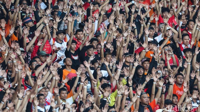 Persija Jakarta meraih kemenangan dramatis 2-1 atas Persib Bandung dalam laga pekan kedua BRI Super League 2026/2027 di Stadion Utama Gelora Bung Karno (SUGBK), Jakarta, Sabtu (12/9/2026).Duel dua rival besar sepak bola Indonesia itu berlangsung sengit sejak awal pertandingan. Persija tampil di hadapan ribuan The Jakmania yang memadati tribun SUGBK.