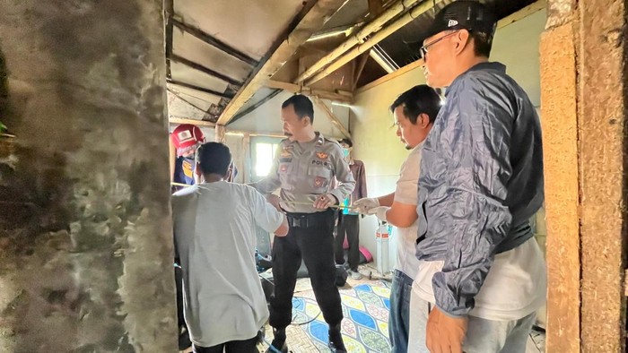 Petugas saat mengevakuasi jenazah korban