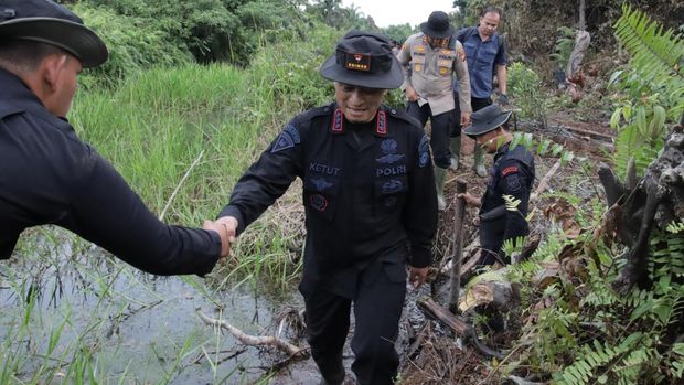 Polda Riau menurunkan drone dan x-fire memadamkan karhutla di Siak, Sabtu (12/9/2026).