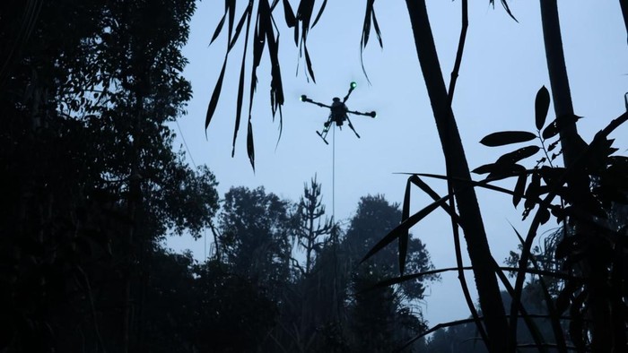 Polda Riau menurunkan drone dan x-fire memadamkan karhutla di Siak, Sabtu (12/9/2026).