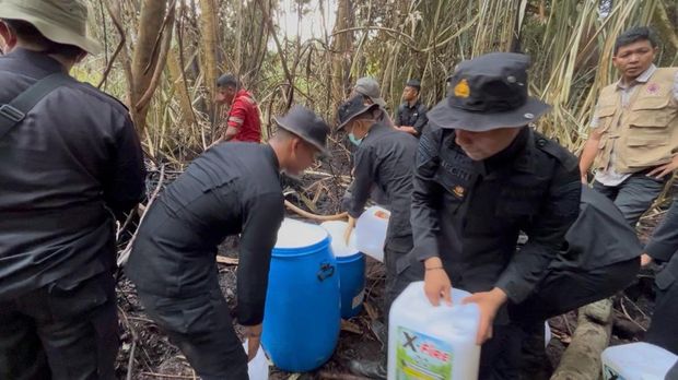 Polda Riau menurunkan drone dan x-fire memadamkan karhutla di Siak Polda Riau menurunkan drone dan x-fire memadamkan karhutla di Siak, Sabtu (12/9/2026).