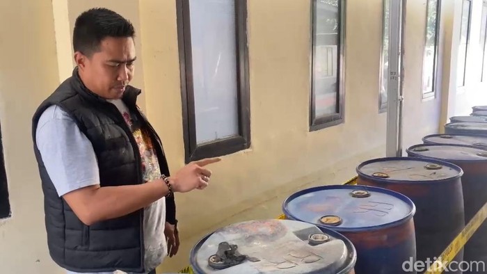 Polisi membongkar penimbunan 2 ton BBM subsidi di Kepulauan Selayar.